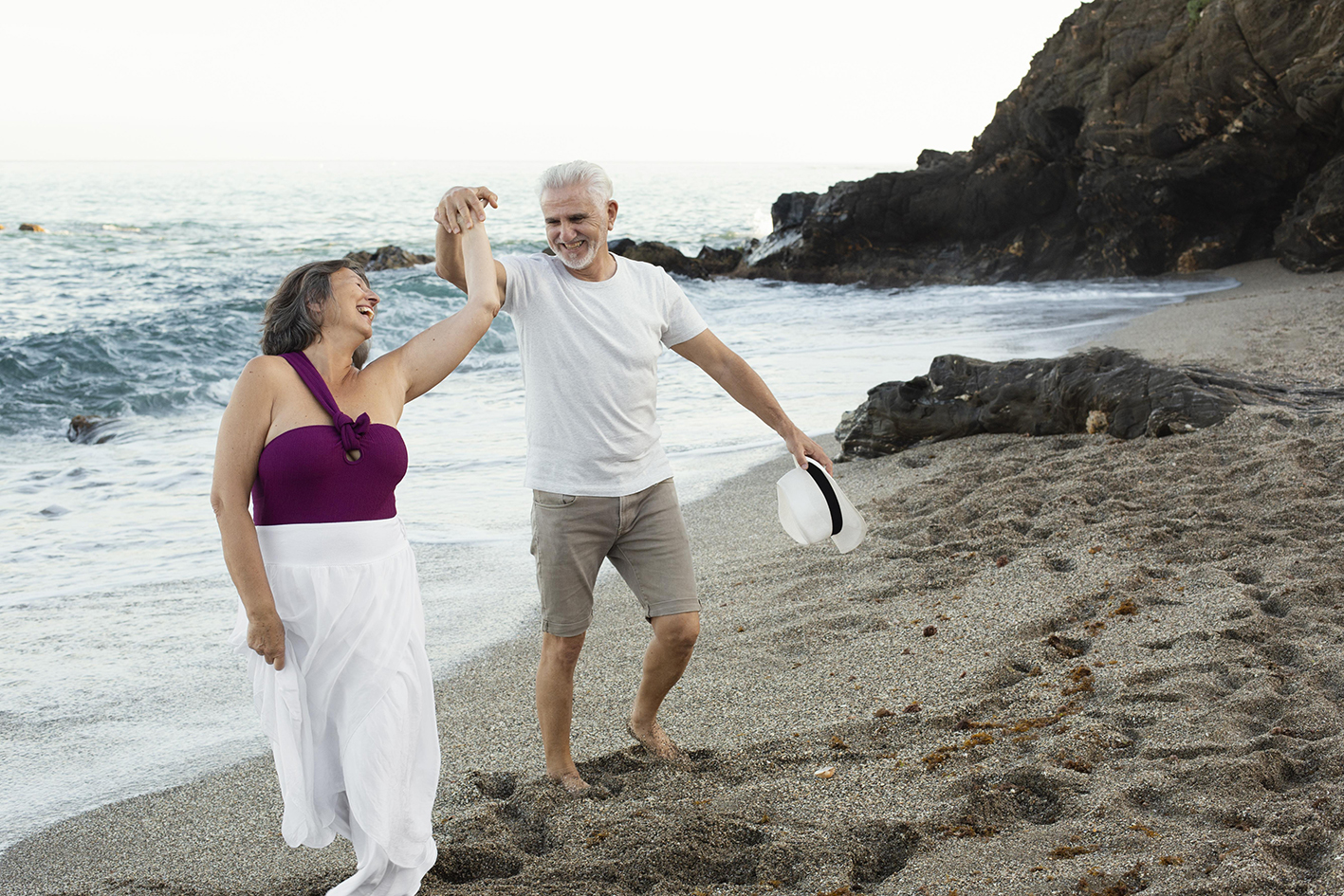 senior-loving-couple-spending-time-together-beach kopie